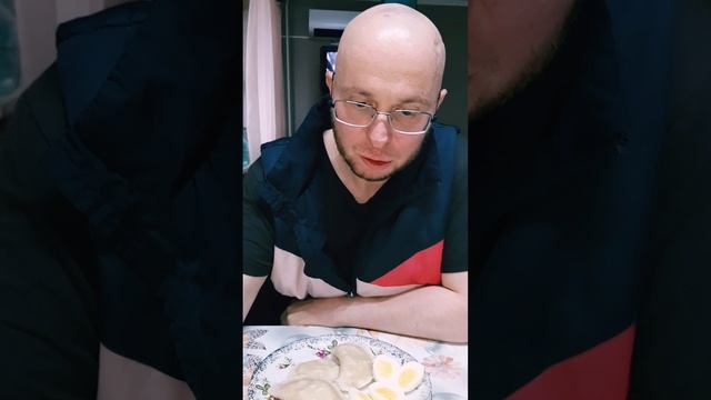 ЕДИМ ВКУСНЫЕ ВАРЕНИКИ С КАРТОШКОЙ И КВАШЕНУЮ КАПУСТУ. ОЧЕНЬ ВКУСНО