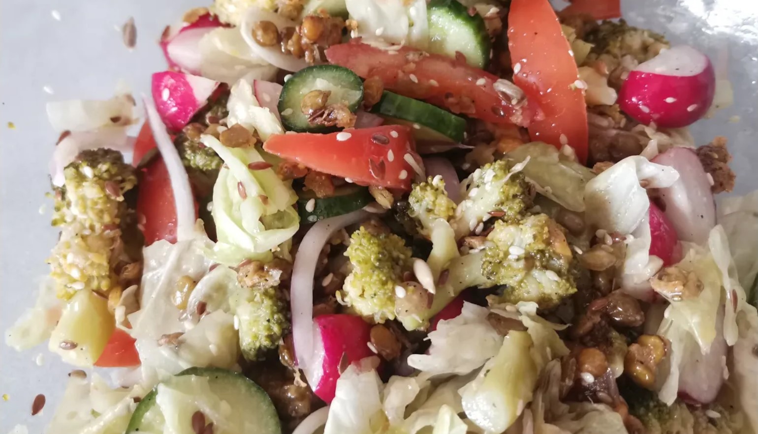 Овощной салат с брокколи и чечевицей. Оригинальный салат из овощей. Салат с брокколи и чечевицей.