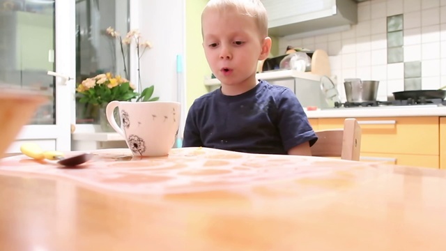 Дима рассказывает про открытый урок в саду