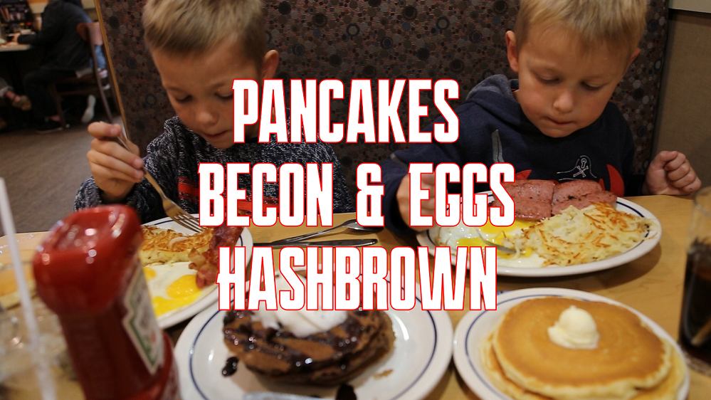 Блины, бекон и яйца, колбаса и яйца драники Вкусная еда в ресторане IHOP.
