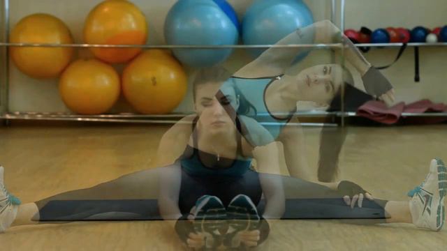 Молодая девушка - разминка в фитнес зале.