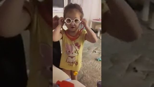 Архивное видео .Внучка играет в доктора.mp4
