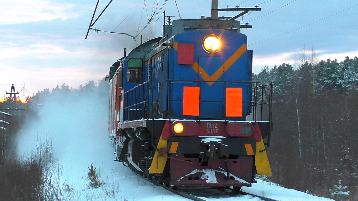 ТЭМ2-5052 с ПОМ 1М "Ветерок", 2ТЭ116-1255 секция А и снегоуборочной машиной СМ-2М
