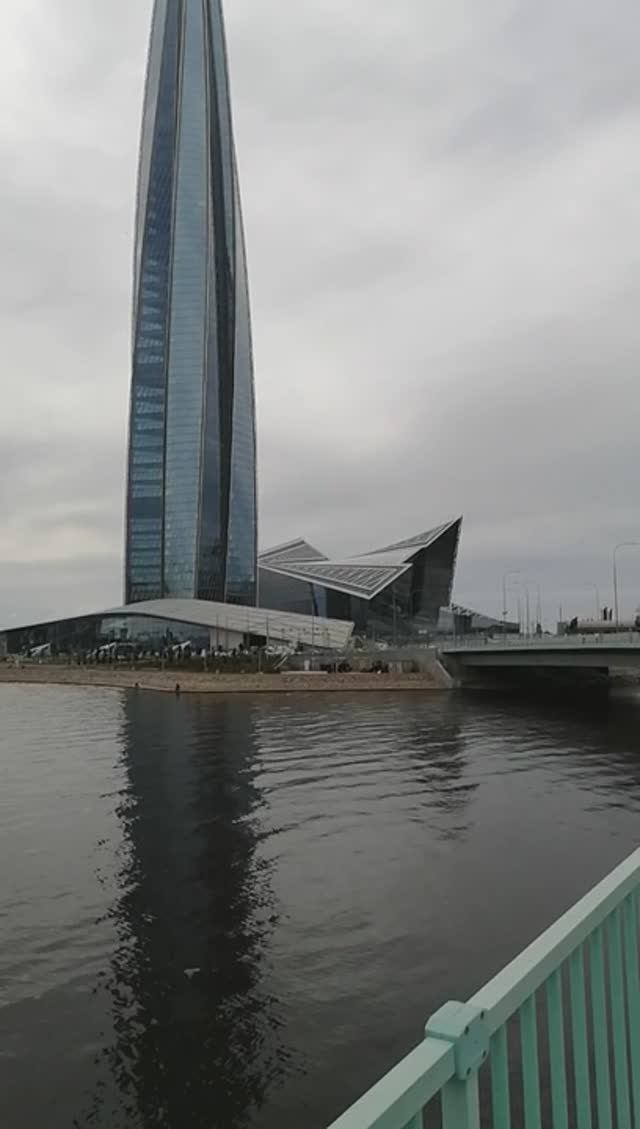 Вид на Лахта Центр с Прозрачного моста