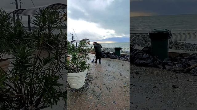 Бурный шторм и быстрая реакция: восстановительные работы на набережной Сочи