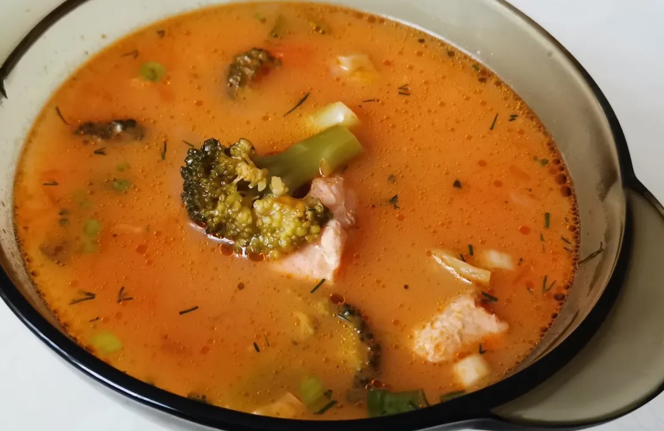 СОГРЕВАЮЩИЙ ОСЕННИЙ СУПЧИК! Суп с форелью и брокколи. Сливочно-томатная уха из форели. рецепт ухи.