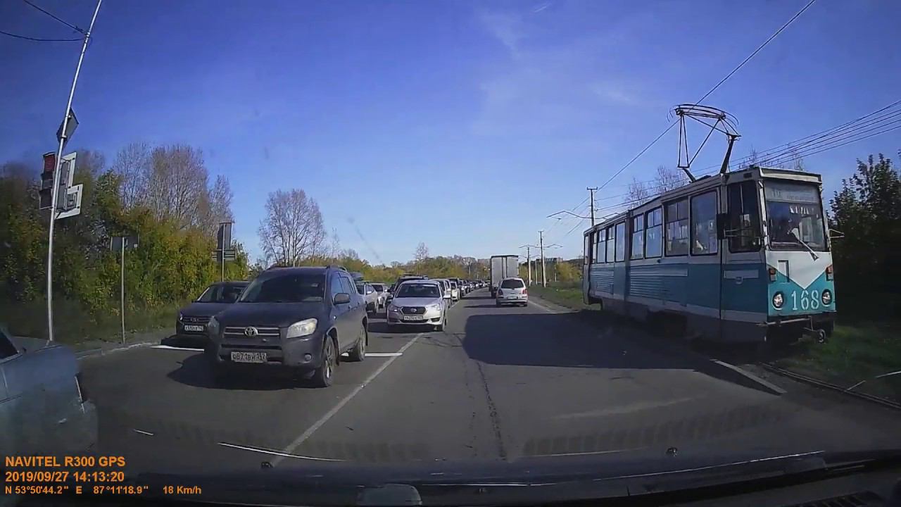 Пробка предстоит ...Включили светофор на перекрёстке ул. Моховая и ул. Тореза . Новокузнецк