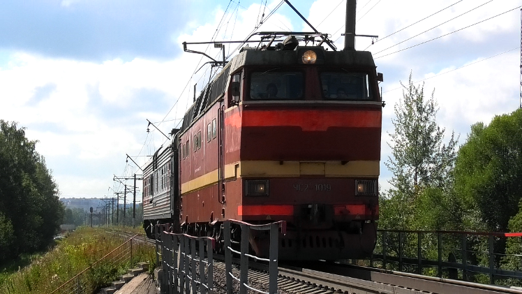 "Последний бордовый" ЧС2Т-1019 с вагоном-дефектоскопом