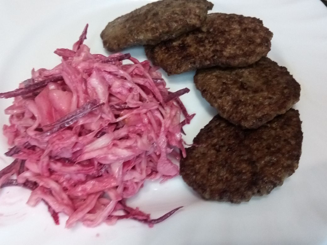 Оладьи из куриной печени и салат из белокочанной капусты