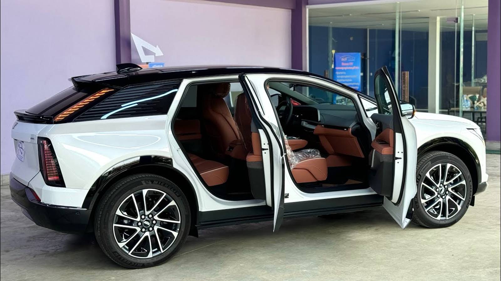 Cadillac OPTIQ (2024) - Роскошный электромобиль SUV | Интерьер и экстерьер