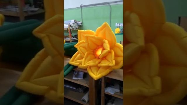 Пневмогирлянда Нарциссы — надувная гирлянда _ цветочная гирлянда _оформление сцены надувными цветами