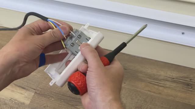 Заделка силового кабеля ВВГ в розетку, установка розетки в кабель-канал