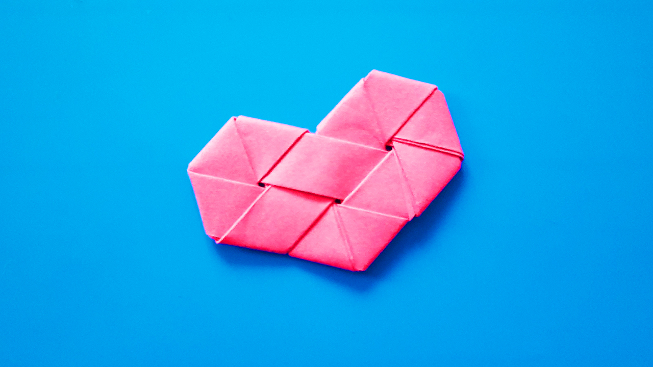 Плетеное сердце из полосок бумаги. Простая поделка из бумаги