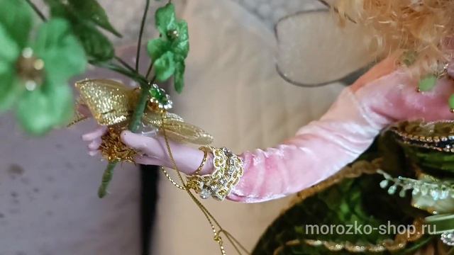 Коллекционная кукла ФЕЯ ТРЭФЛЬ - ХОЗЯЙКА СЧАСТЛИВОГО КЛЕВЕРА, 51 см MR51-37194