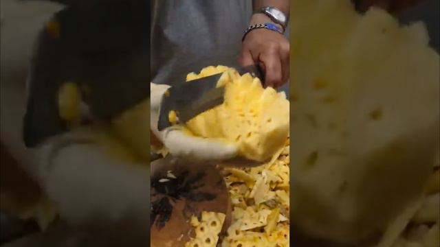 Удивительно, как до сих пор у него все пальцы на месте. Нарезка фруктов. Бангкок.