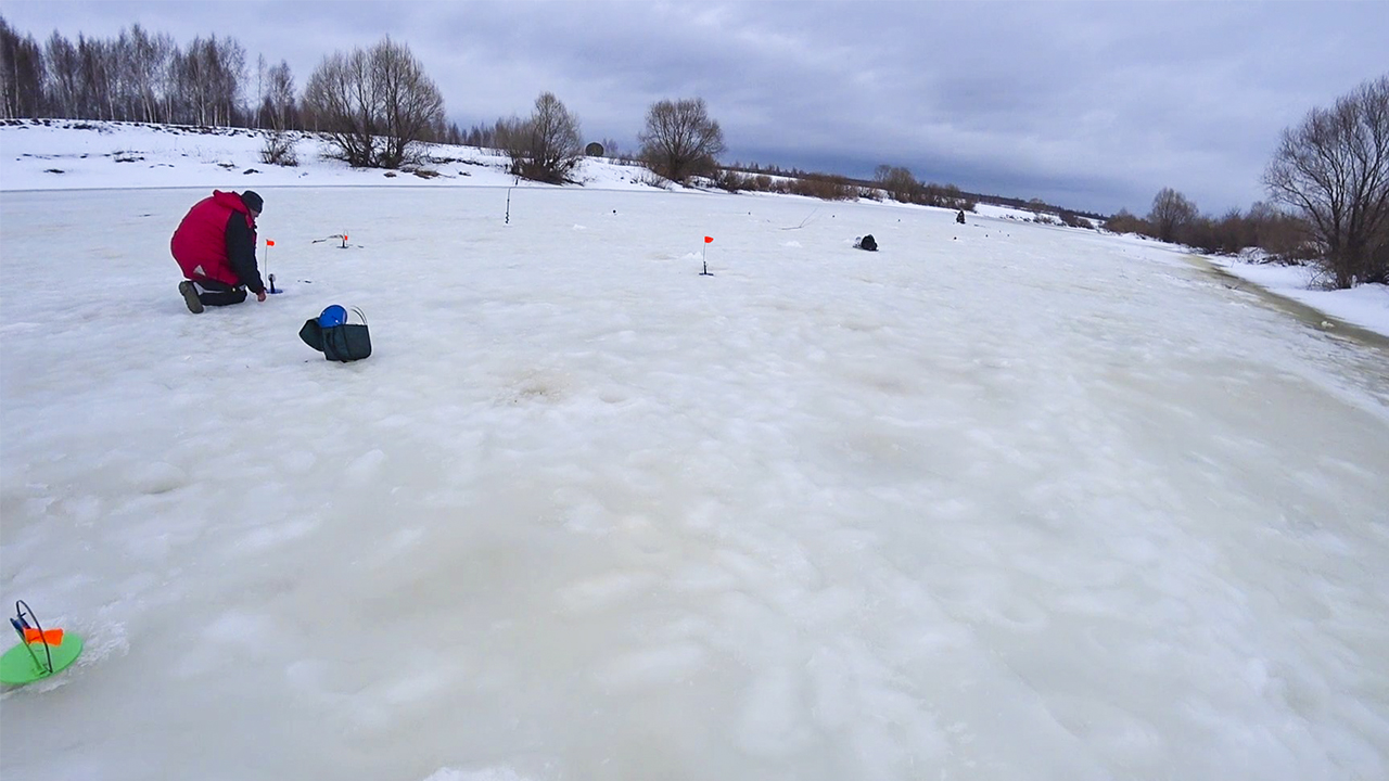Жерлицы ТОЛЬКО ПОСТАВИЛ, СРАЗУ ЖЕ ЗАГАРЫ! Рыбалка на щуку и ловля на безмотылку зимой