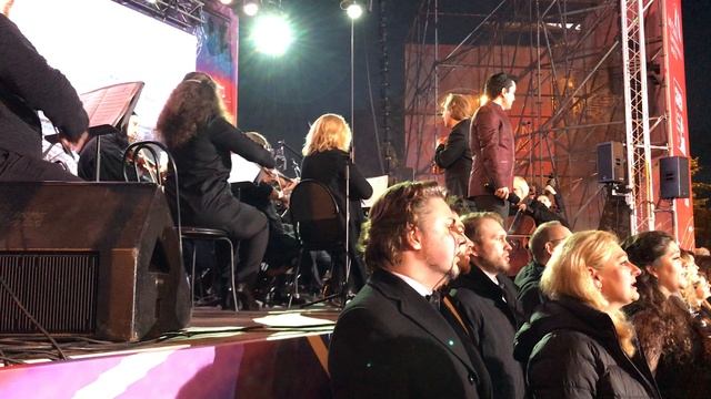 Дню Петербурга - «Музыка Дворцового моста». Песня "Неповторимый Петербург!" (фр)