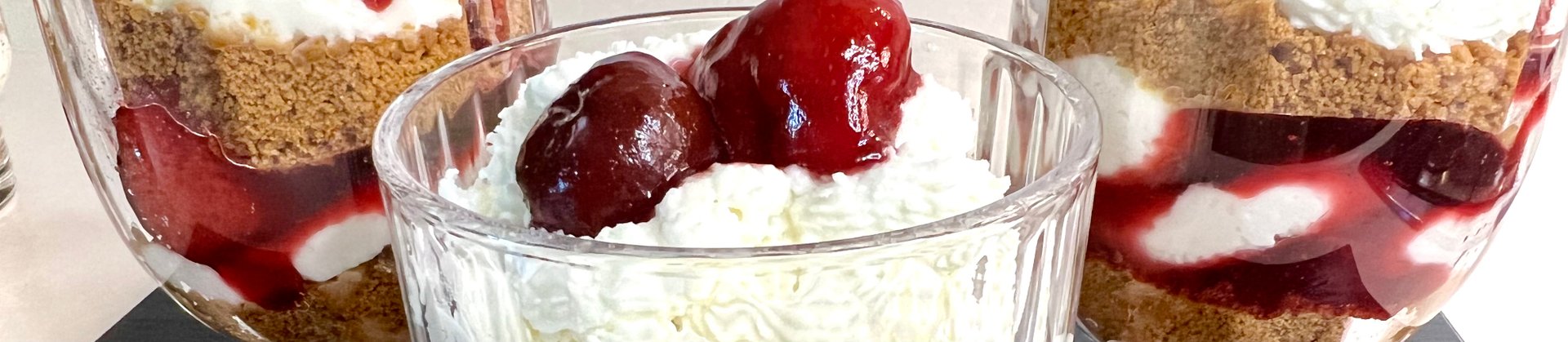 Десерт в стаканчиках с ягодой- фантастически вкусно!