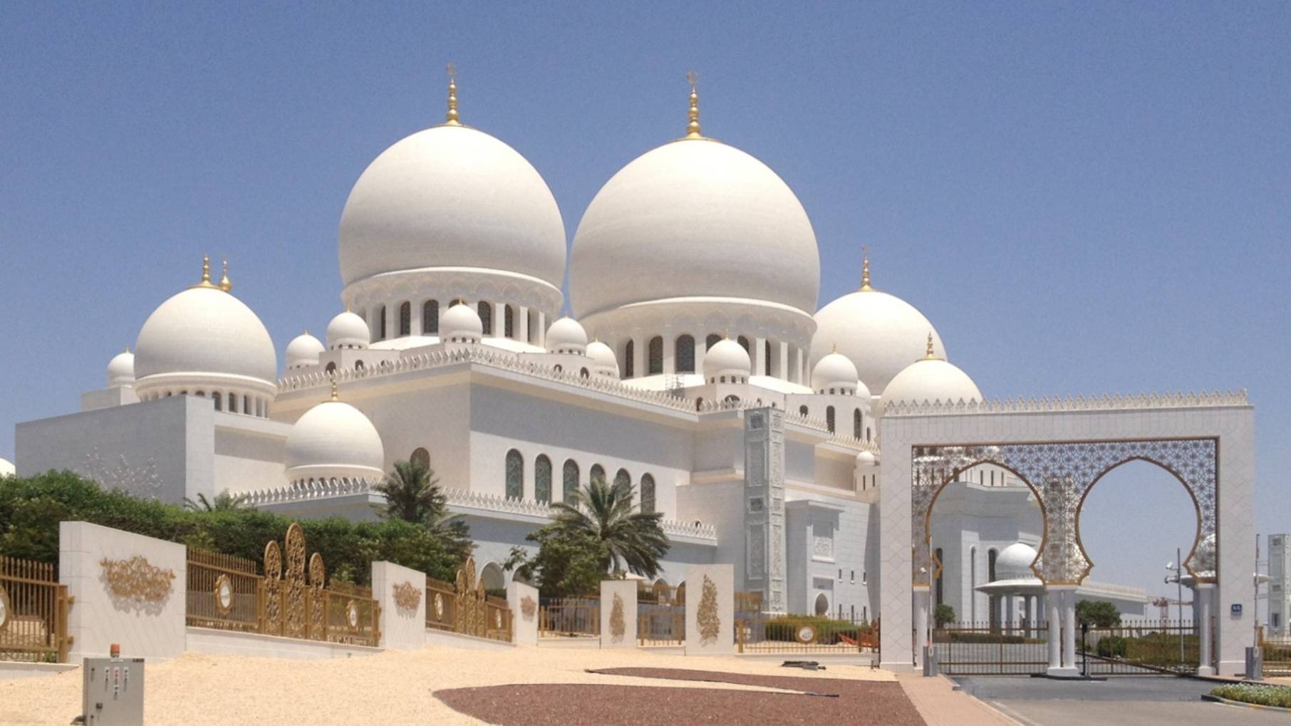 Абу-Даби. Мечеть шейха Зайда — великолепная мечеть в честь первого президента ОАЭ. Арабская роскошь