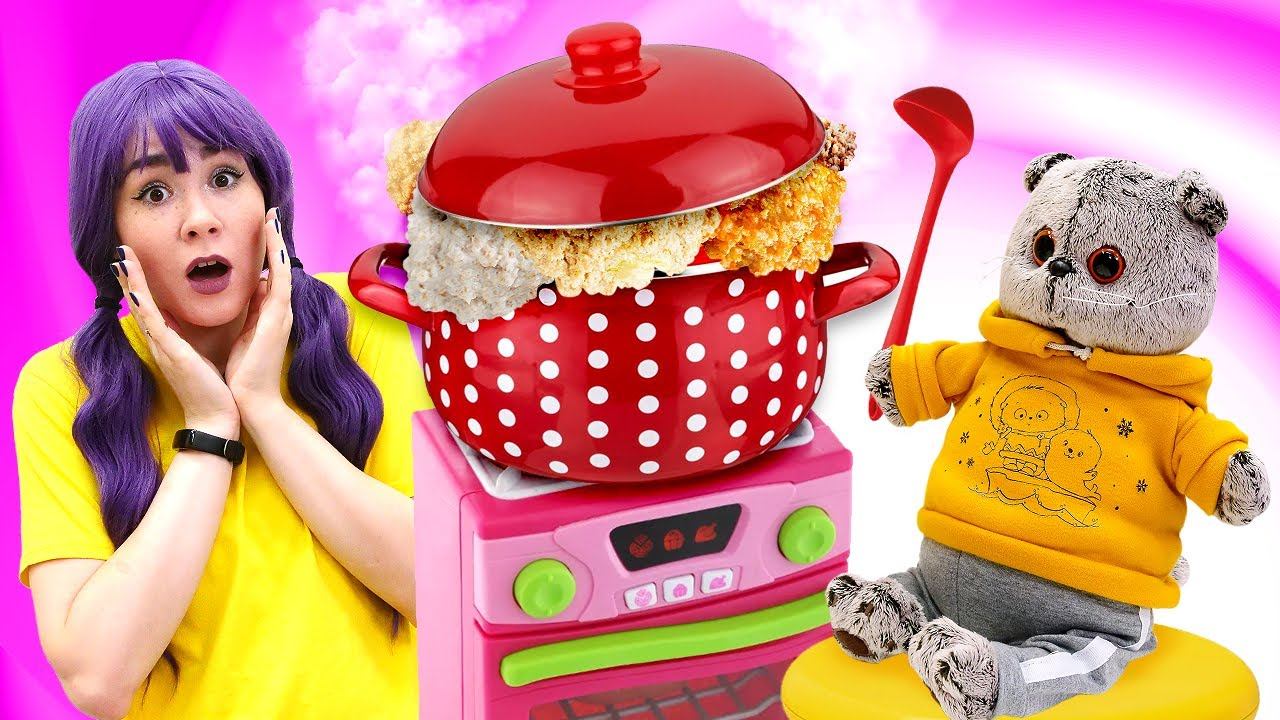 Кот Дымок учится варить кашу! Видео для малышей про игрушки - игры в готовку игрушечной еды