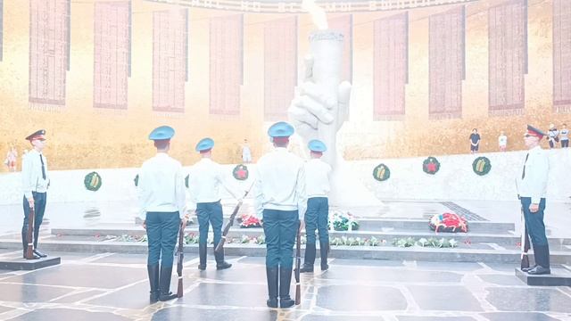 Мамаев курган. Смена караула..