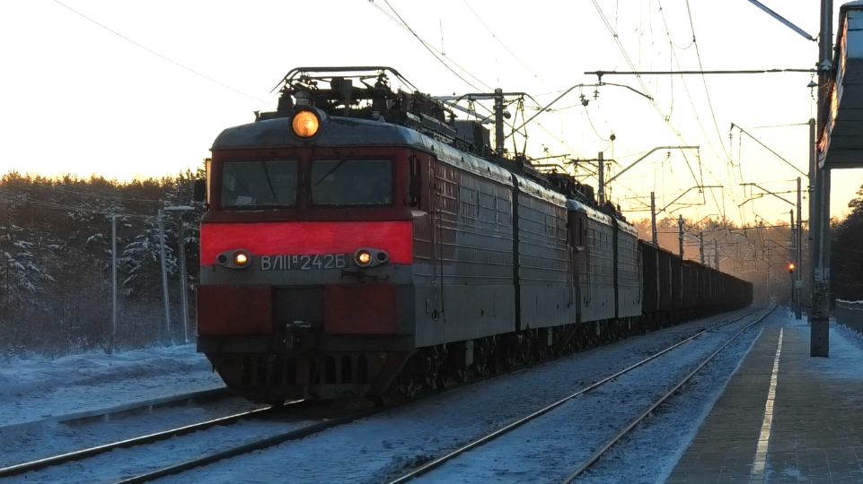 "На закате". ВЛ11М-242/189 с грузовым поездом следует через о.п. Огородная