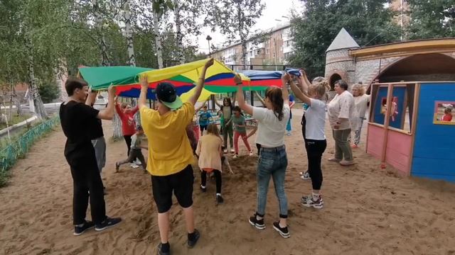 Парашют играют дети и взрослые.mp4