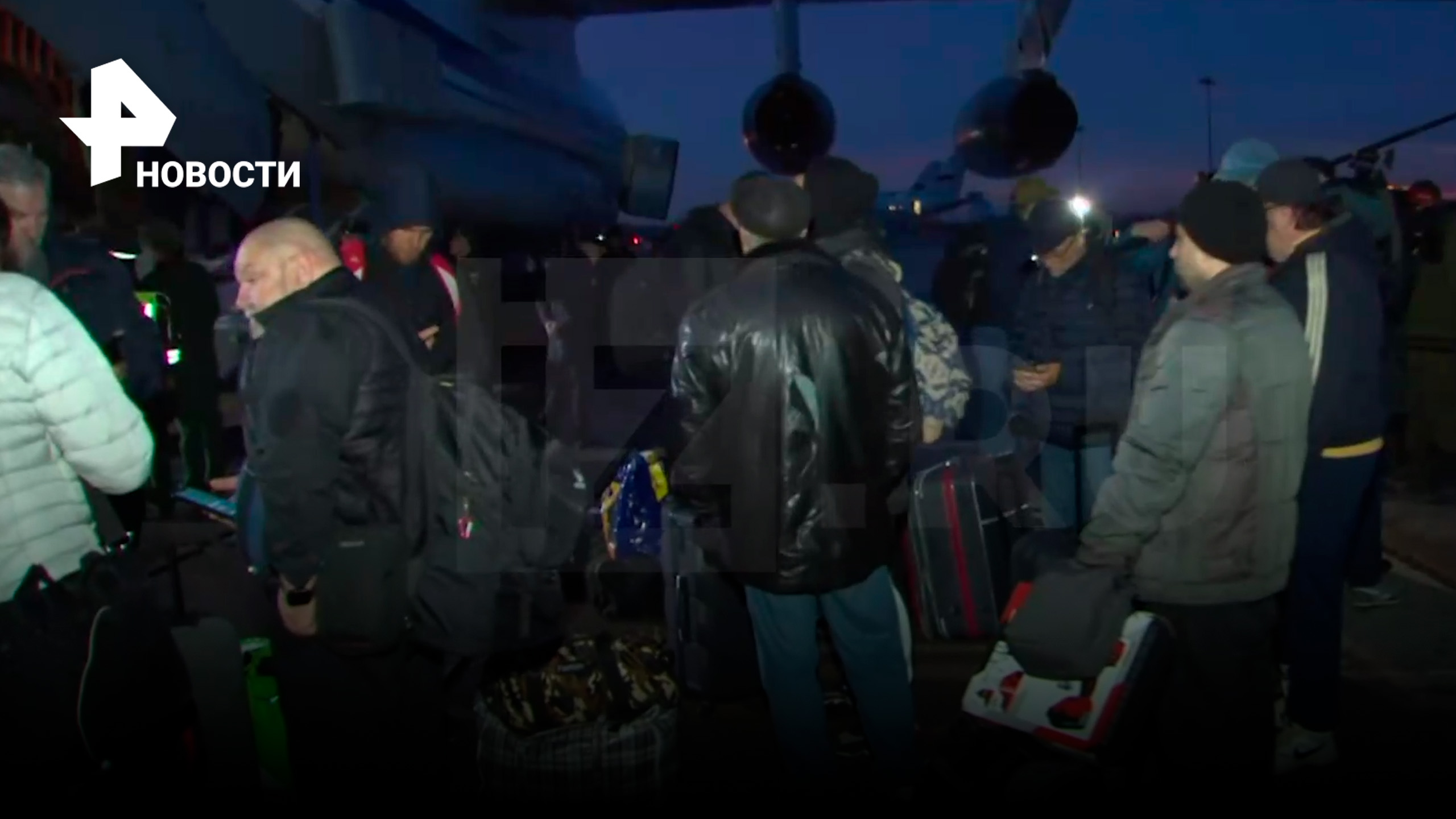 Освобожденные из украинского плена военные и гражданские моряки вышли из самолета / РЕН Новости