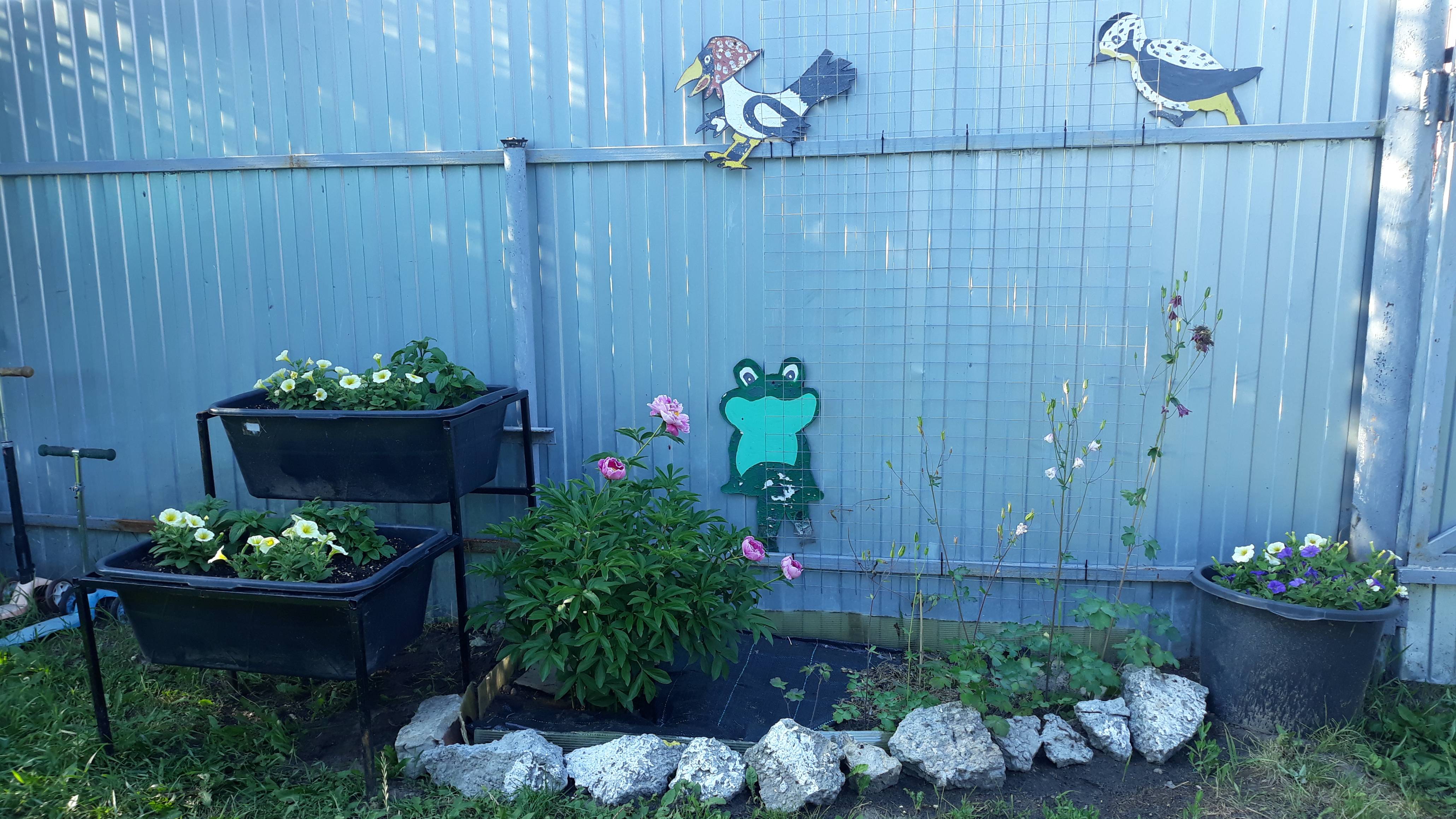 Цветник своими руками. Средство от сорняков. Какие цветы в клумбе? Сетка для растений #16