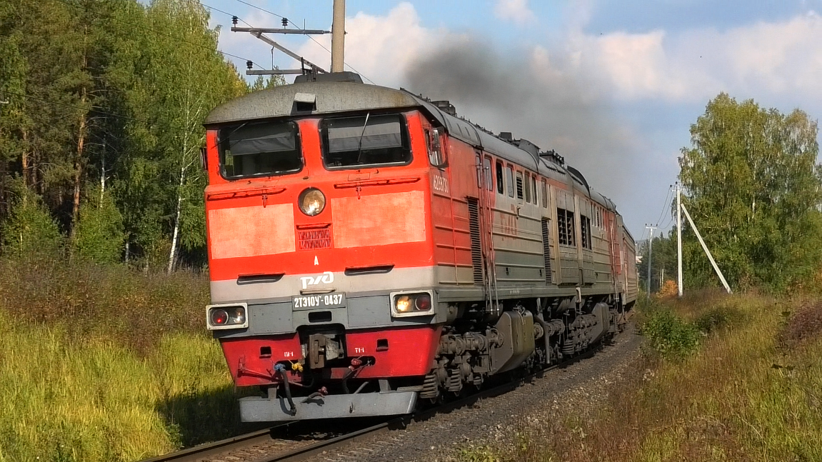2ТЭ10У-0437 со скорым поездом Нижневартовск — Пенза