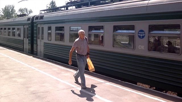 Электропоезд ЭТ2К - 109 на платформе Фарфоровская