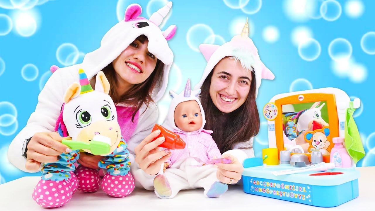 Игры Дочки Матери - Кукла БЕБИ БОН и Милые пони Единорожки играют в ванной! – Видео игры Baby Born