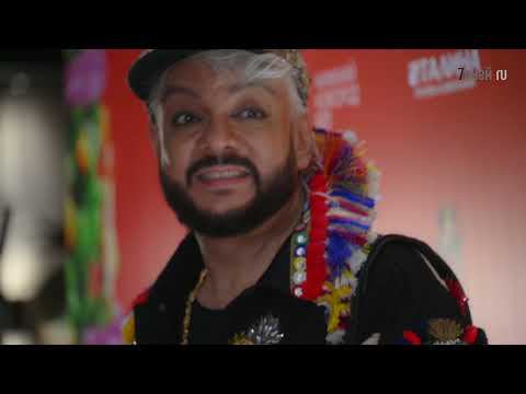 «Спина в иконах, грудь в каменьях»: Киркоров превзошел самого себя