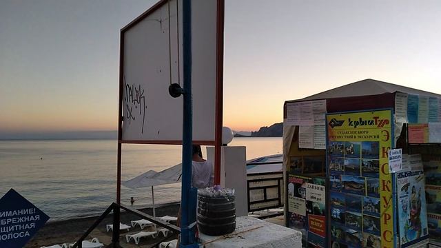 На пляже рядом с горой Алчак-Кая гуляем по набережной Судака