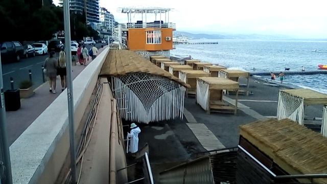 Алушта. Пляж "Море' с голубым флагом.