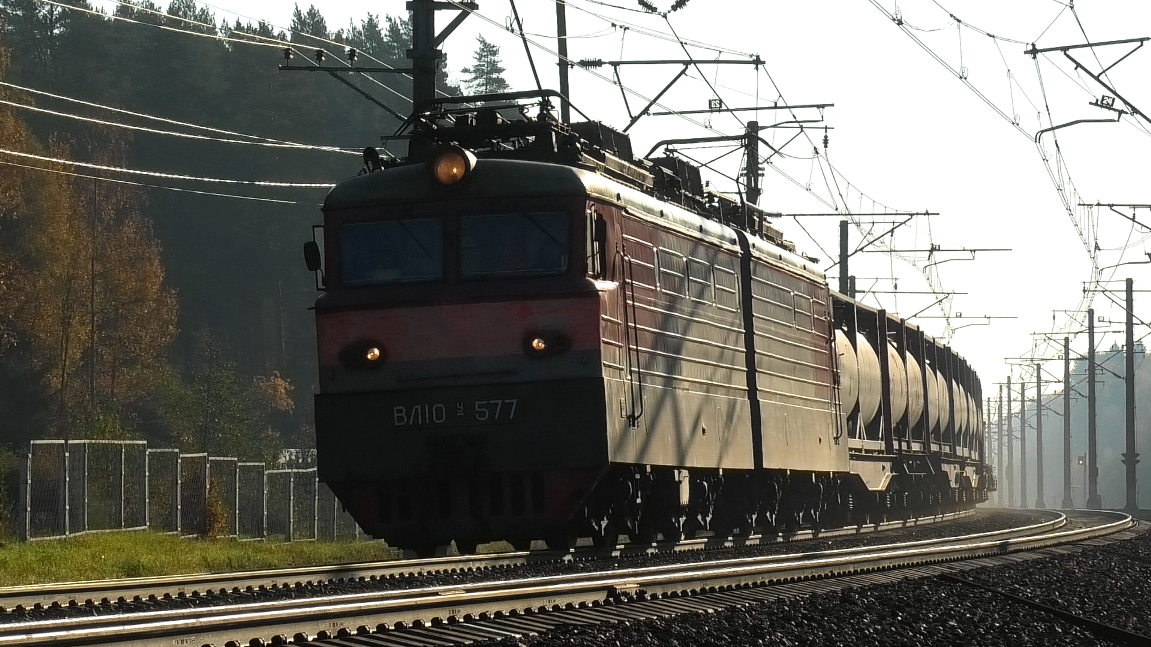 ВЛ10У-577 с грузовым поездом следует через о.п. Ушково