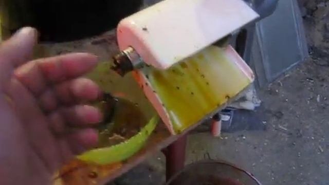 Вы начинающий пчеловод и у вас нет медогонки и пресса! Не беда! Она спасёт!