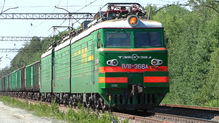 ВЛ11-366/367 Б с грузовым поездом следует через бывшую станцию Макарцево