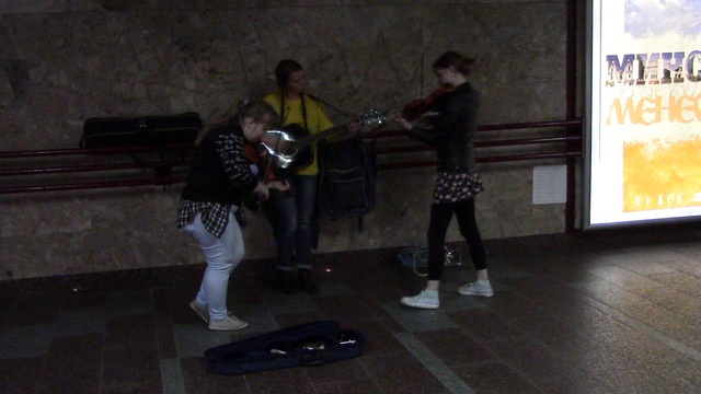 Игра музыкантов в одном из подземном переходов.