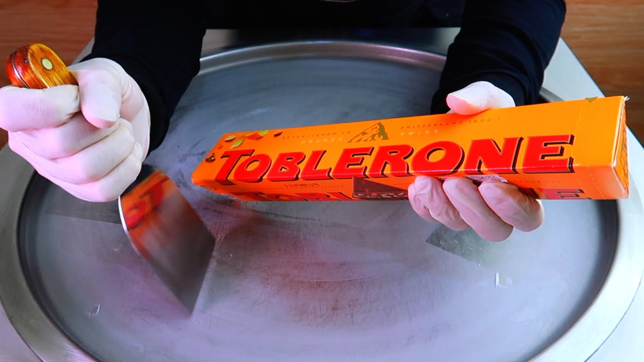 Сладости: Рулет с мороженым Toblerone на листовом металле