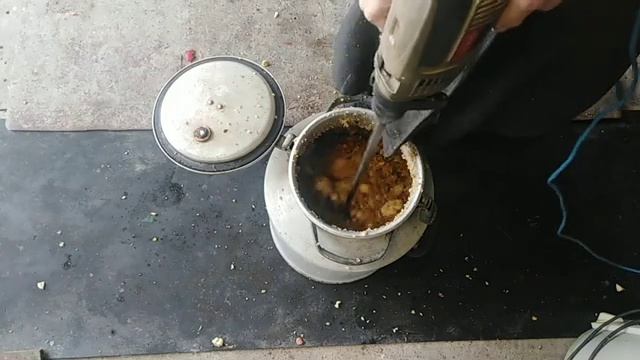 Перетираем яблоки на сок с помощью дрели. Часть 1