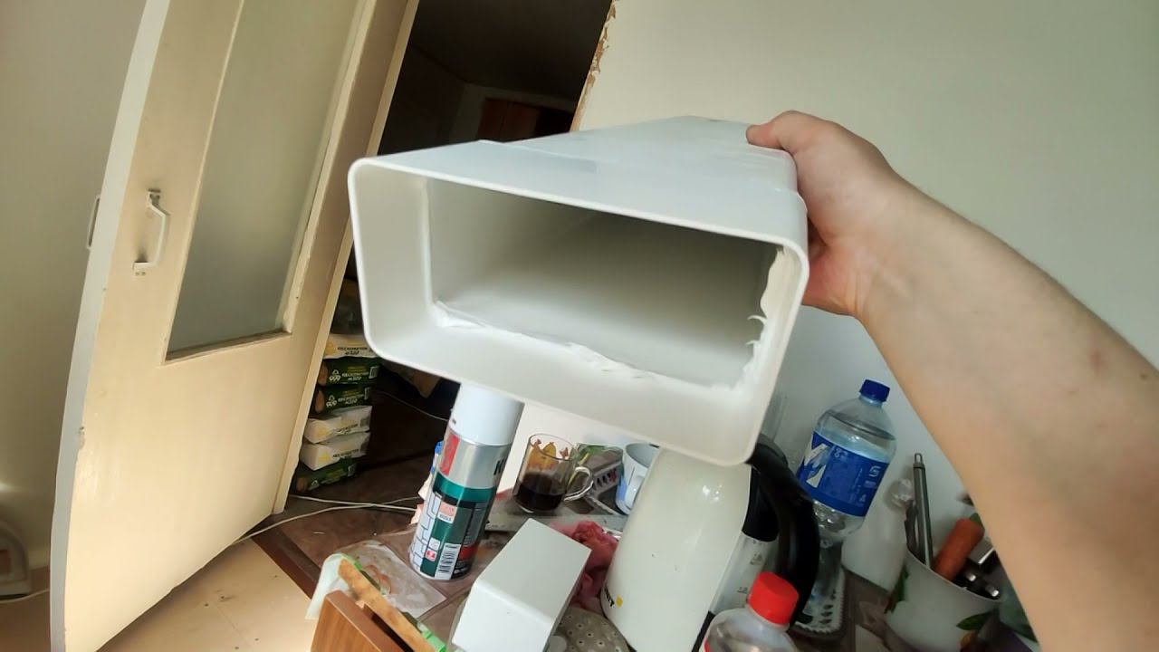 Ремонт в хрущевке, ломаю наличник двери, Монтаж новой вентиляции в ванной.