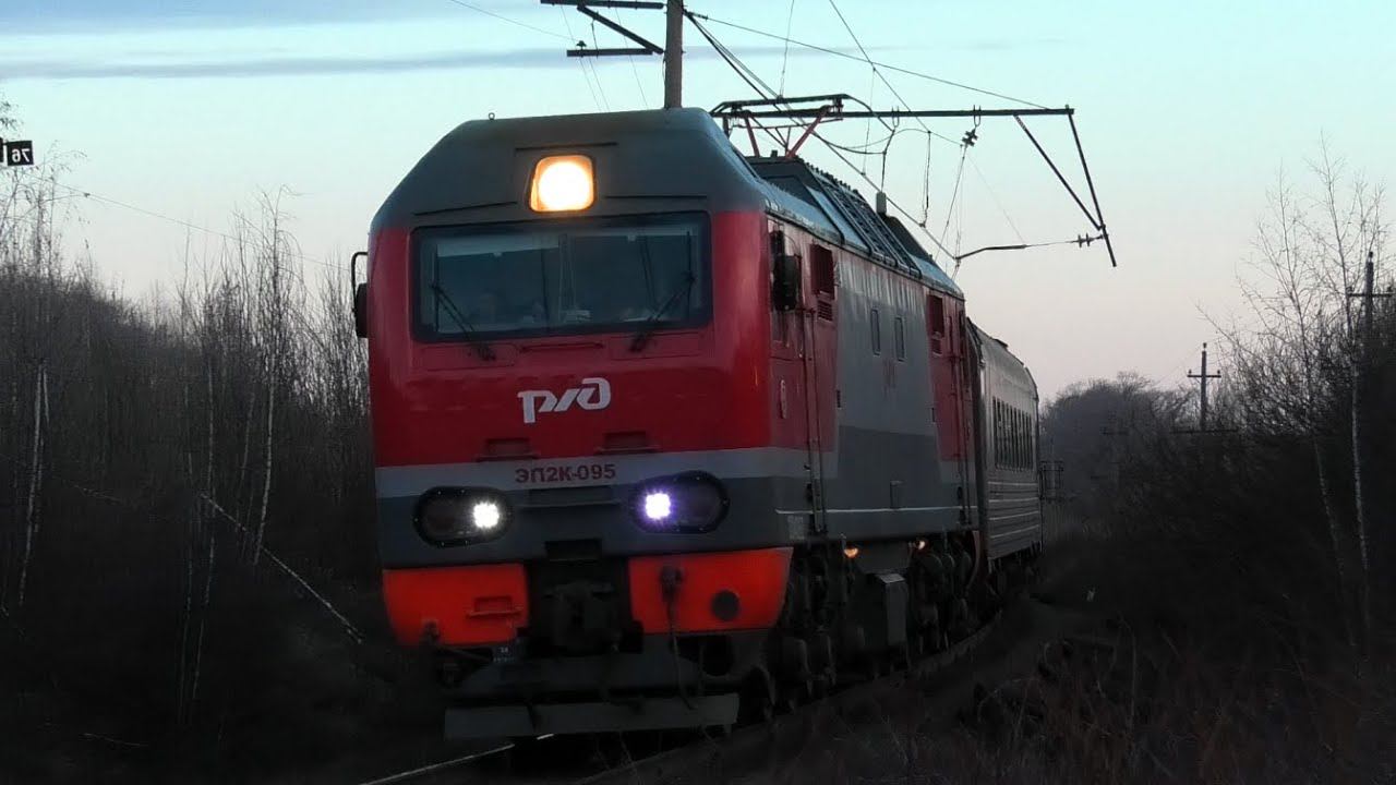 "Иногда они возвращаются". ЭП2К-095 с пригородным поездом Алапаевск - Екатеринбург-Пасс.