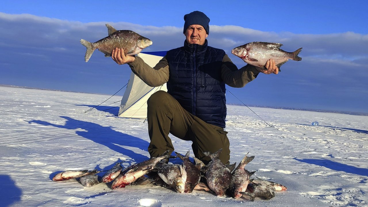 ДВА ЛЕЩА В ОДНУ ЛУНКУ ЕЛЕ ПРОЛЕЗЛИ! ПОЙМАЛ БИГ ФИШ ПО ЗИМНЕМУ ЛЕЩУ!