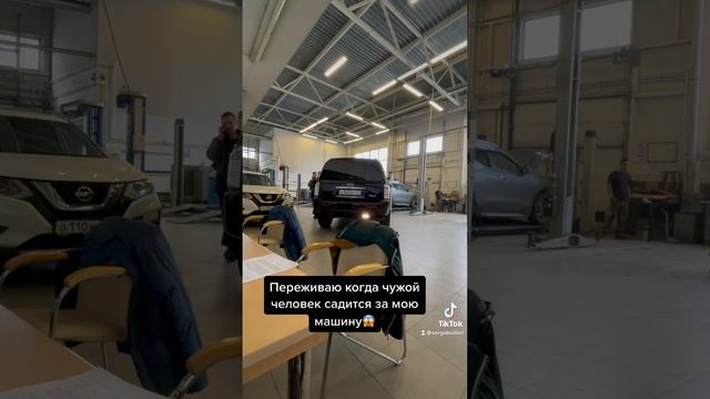 Страшно передавать свою машину чужому человеку, в особенности, когда он маневрирует на Infiniti QX56