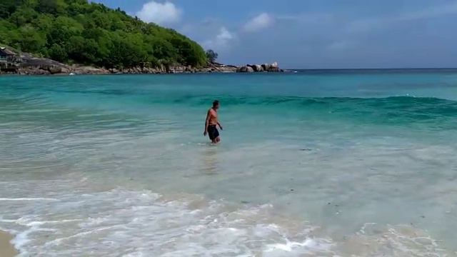 Пляж Такамака-красиво и волны с белой пенкой!