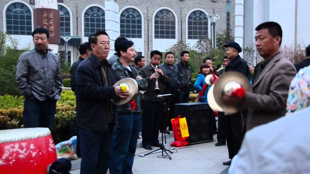 Танцы на привокзальной пл. в Яньани (Китай)