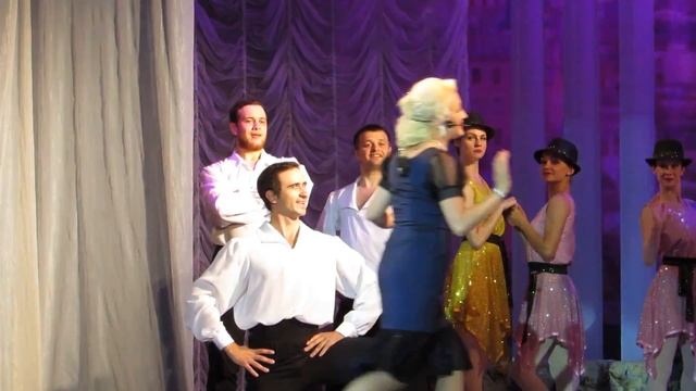 Песенка Глории "12 Музыкантов" из оперетты "Цирк зажигает огни". Исп. Мария Менщикова И Балет.