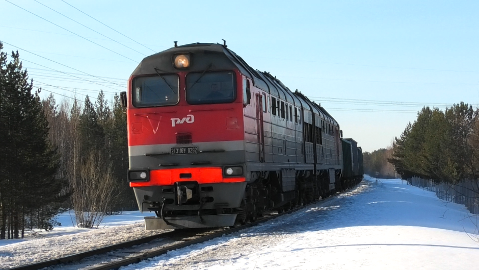 2ТЭ116У-0292 с грузовым поездом