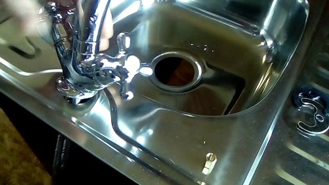 Как установить смеситель на  мойку!